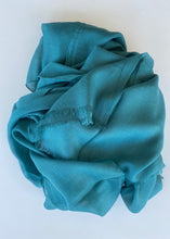 Cargar imagen en el visor de la galería, Chal Liso Desflecado