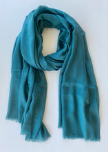 Cargar imagen en el visor de la galería, Chal Liso Desflecado