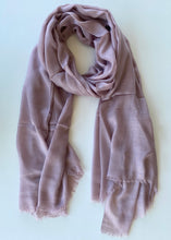 Cargar imagen en el visor de la galería, Chal Liso Desflecado