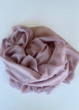 Cargar imagen en el visor de la galería, Chal Liso Desflecado