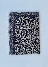 Load image into Gallery viewer, Chal de Lana y Seda Estampado Ondulado