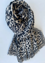 Load image into Gallery viewer, Chal de Lana y Seda Estampado Ondulado