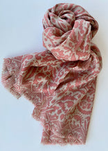 Load image into Gallery viewer, Chal de Lana y Seda Estampado Ondulado