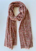 Load image into Gallery viewer, Chal de Lana y Seda Estampado Ondulado