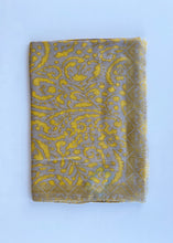 Load image into Gallery viewer, Chal de Lana y Seda Estampado Ondulado