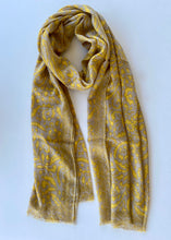 Load image into Gallery viewer, Chal de Lana y Seda Estampado Ondulado