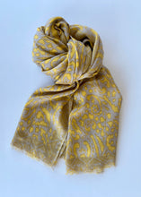 Load image into Gallery viewer, Chal de Lana y Seda Estampado Ondulado