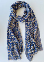 Load image into Gallery viewer, Chal de Lana y Seda Estampado Ondulado