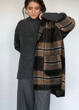 Load image into Gallery viewer, Chaquetón de Lana Cuadros Marrones