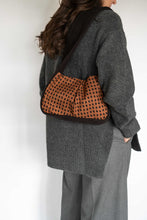 Cargar imagen en el visor de la galería, Bolso Estampado Manchas con Lana