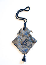 Cargar imagen en el visor de la galería, Bolso Estampado Azul con Borla