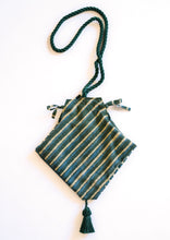 Cargar imagen en el visor de la galería, Bolso Rayas Verdes con Borla