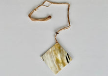 Load image into Gallery viewer, Colgante de Asta Cuadrado
