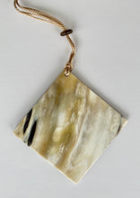 Load image into Gallery viewer, Colgante de Asta Cuadrado