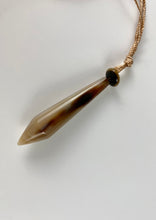 Load image into Gallery viewer, Colgante de Asta Terminado en Punta