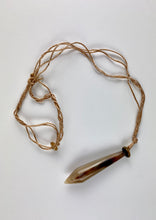 Load image into Gallery viewer, Colgante de Asta Terminado en Punta