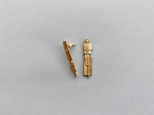 Load image into Gallery viewer, Elongated Design Earrings