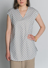 Load image into Gallery viewer, Blusa Cubos Oro y Blanco