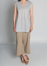 Load image into Gallery viewer, Blusa Cubos Oro y Blanco