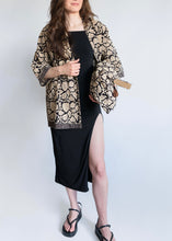 Load image into Gallery viewer, Kimono Estampado Floral Beige &amp; Negro con Cenefa
