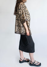 Load image into Gallery viewer, Kimono Estampado Floral Beige &amp; Negro con Cenefa
