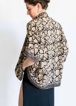 Cargar imagen en el visor de la galería, Kimono Estampado Floral Beige &amp; Negro con Cenefa
