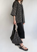 Load image into Gallery viewer, Kimono  Escamas Negro &amp; Blanco
