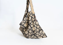 Load image into Gallery viewer, Bolso Estampado Floral Beige &amp; Negro
