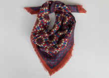 Load image into Gallery viewer, Pañuelo de Lana con Estampado Mosaico
