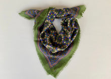 Load image into Gallery viewer, Pañuelo de Lana con Estampado Mosaico
