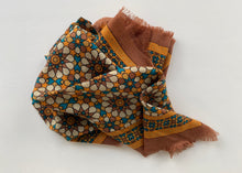 Load image into Gallery viewer, Pañuelo de Lana con Estampado Mosaico
