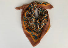Load image into Gallery viewer, Pañuelo de Lana con Estampado Mosaico
