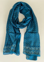 Load image into Gallery viewer, Chal de Seda Doble con Estampado Corbatero
