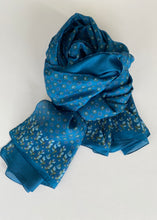 Load image into Gallery viewer, Chal de Seda Doble con Estampado Corbatero
