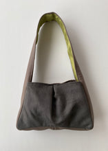 Load image into Gallery viewer, Bolso Baguette Color Block Gris&amp;Negro
