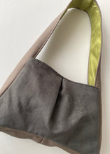 Load image into Gallery viewer, Bolso Baguette Color Block Gris&amp;Negro
