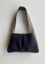 Load image into Gallery viewer, Bolso Baguette Color Block Camel&amp;Negro
