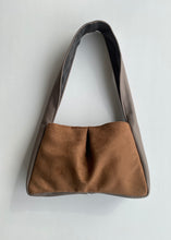 Load image into Gallery viewer, Bolso Baguette Color Block Camel&amp;Negro
