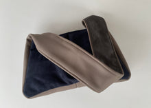 Load image into Gallery viewer, Bolso Baguette Color Block Camel&amp;Negro
