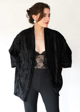 Load image into Gallery viewer, Chaqueta Kimono de Terciopelo Plisado
