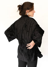 Load image into Gallery viewer, Chaqueta Kimono de Terciopelo Plisado
