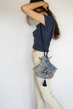 Load image into Gallery viewer, Bolso Estampado Azul con Borla
