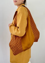 Load image into Gallery viewer, Bolso Hobo Naranja Quemada
